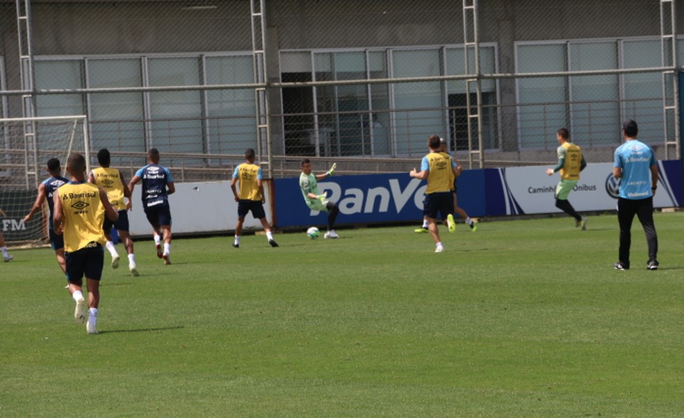 Marcelo Grohe faz a defesa em treino do Grêmio — Foto: Tomás Hammes/GloboEsporte.com