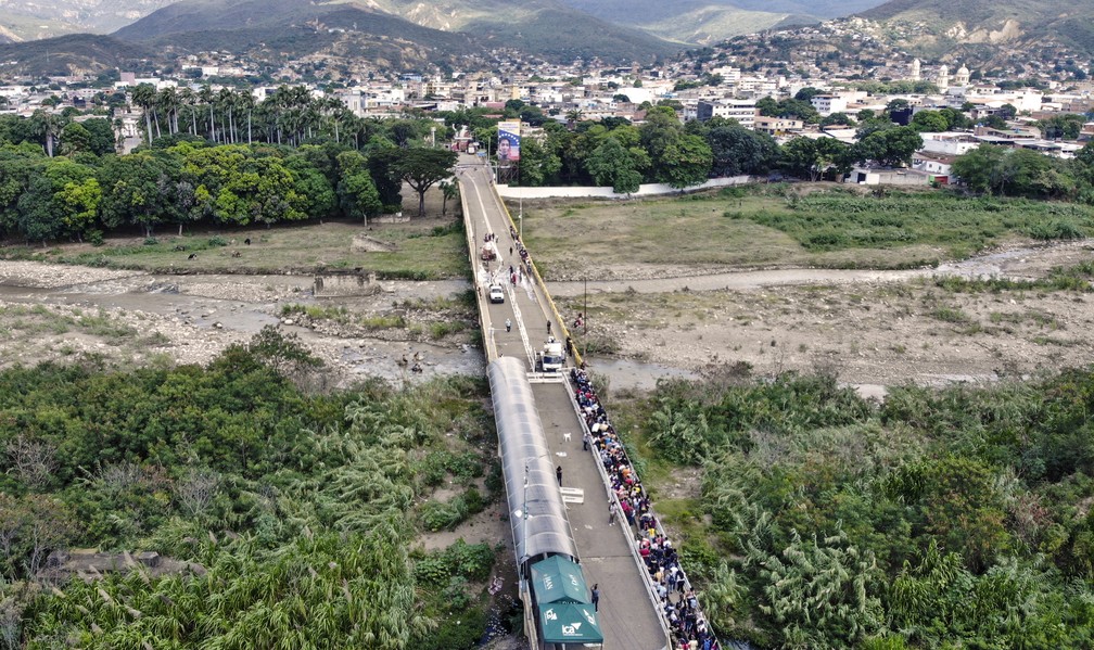 Ponte que liga a Colômbia a Venezuela foi desbloqueada nesta segunda-feira (4) — Foto: Edinson Estupinan/AFP