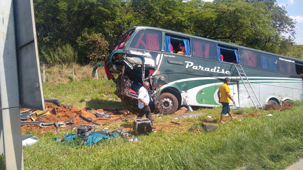 Acidente entre carro e ônibus deixa pelo menos três feridos na Rodovia Fernão Dias, em Três Corações — Foto: Karen Emanuelle / EPTV