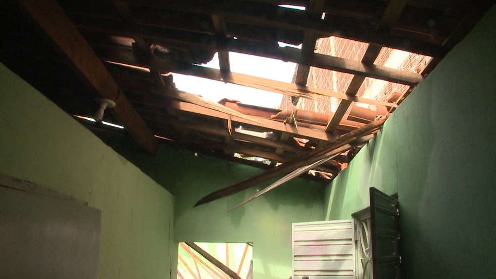 Casas tiveram telhados quebrados com as chuvas registradas em municpios da Paraba na quinta-feira (17)  Foto: Reproduo/TV Paraba