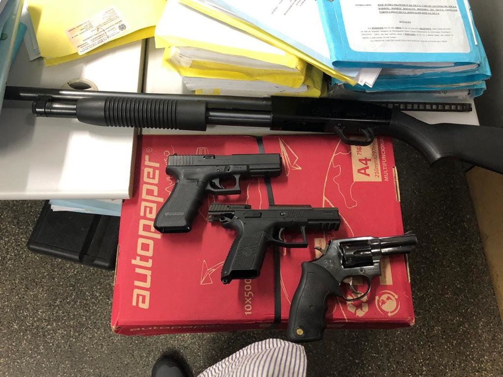 Armas apreendidas durante operação do Deic contra tráfico de drogas que prendeu empresário em Paulínia. — Foto: Deic/Divulgação