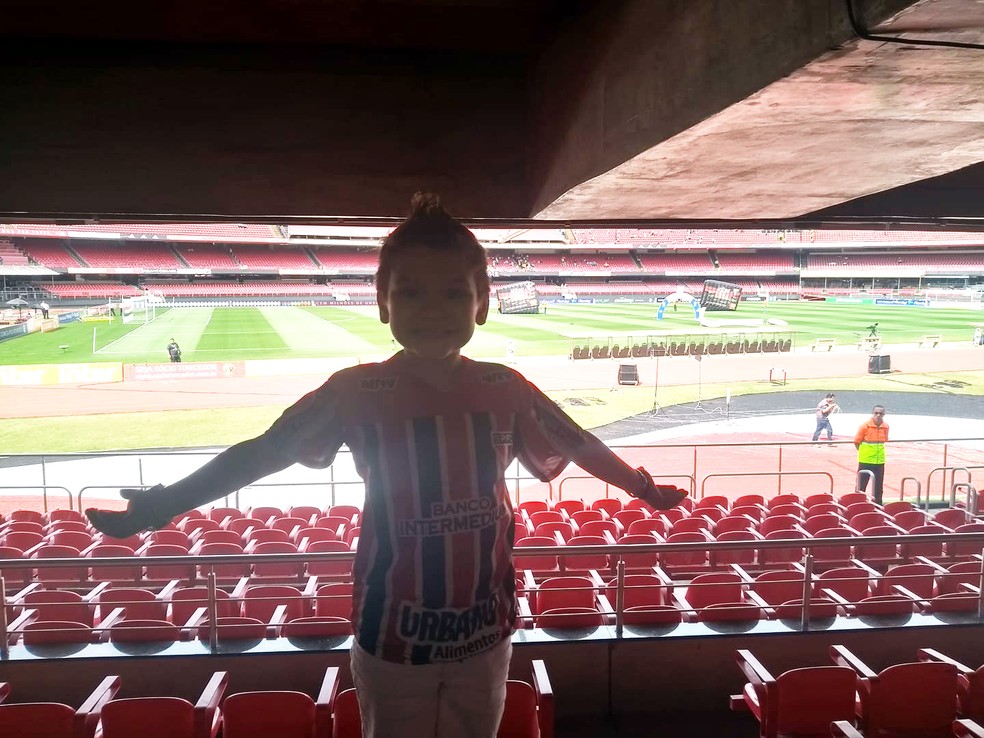 Após repercussão do 'bilete', menino de Bocaina foi convidado para conhecer o estádio do São Paulo — Foto: Arquivo pessoal