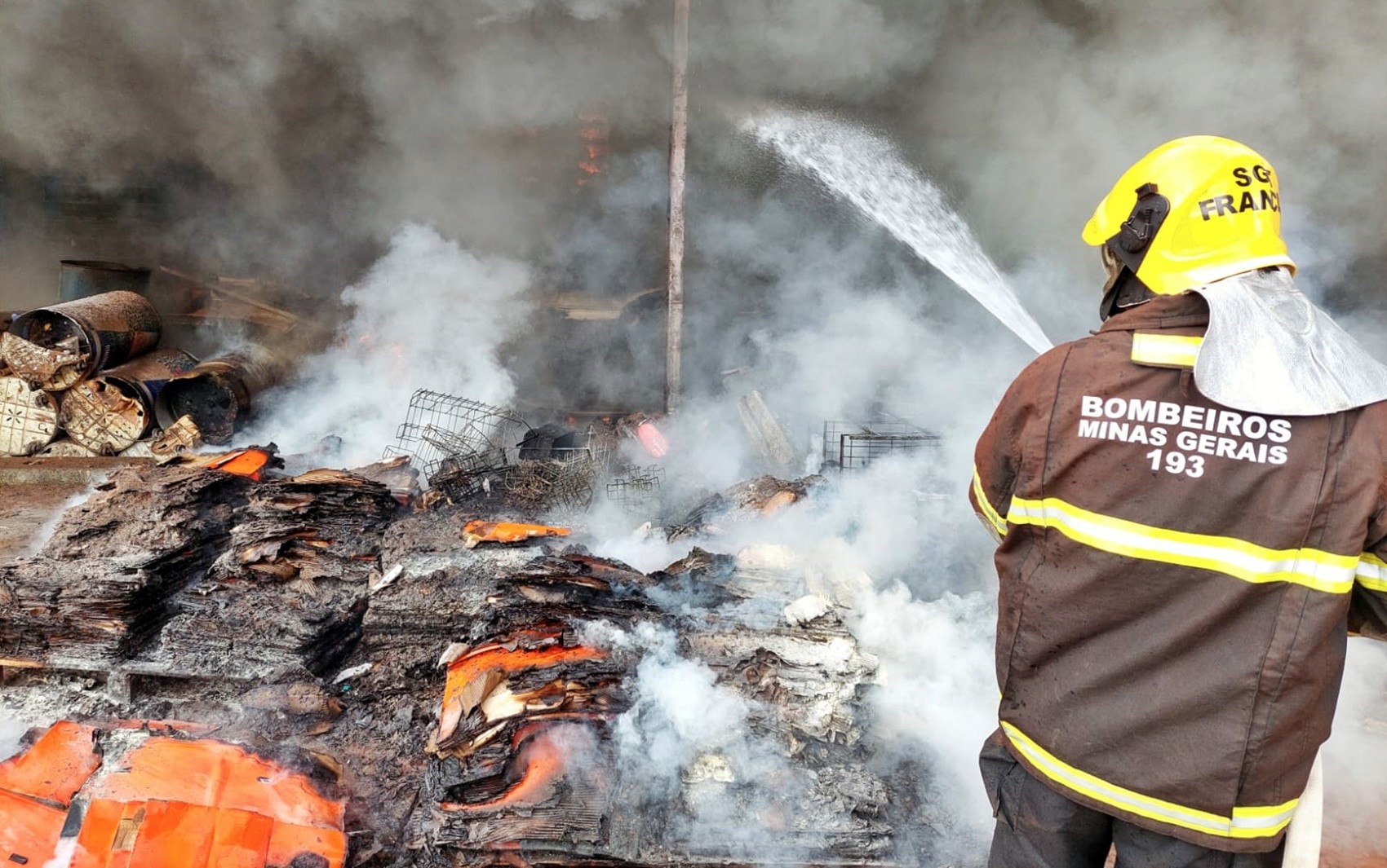 Galpão de distribuidora de alimentos fica destruído após incêndio em Alfenas, MG