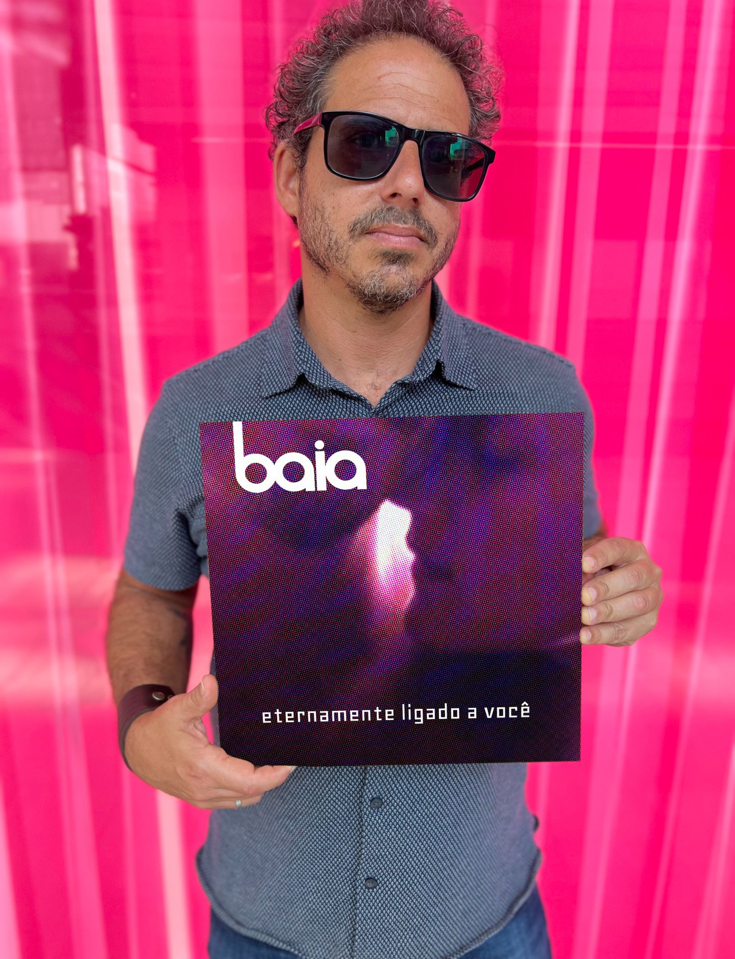 Baia ecoa sentimentos da pandemia no cancioneiro do álbum 'Eternamente ligado a você'