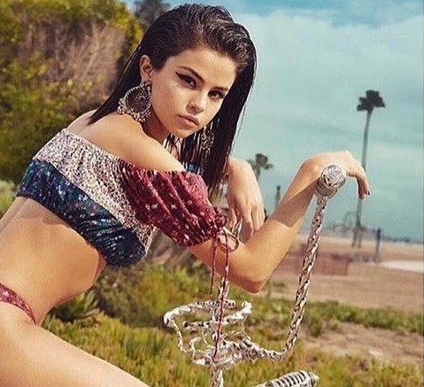 Cabelo molhado para o verão. Selena Gomez usa (Foto: Reprodução Instagram (@selenagomez))