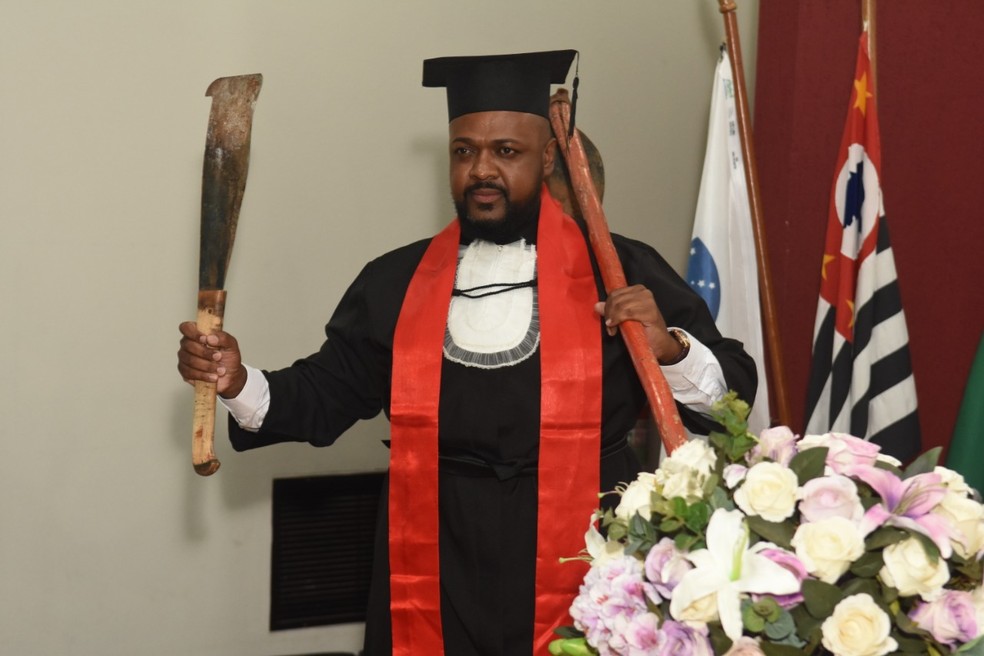 Formando em direito Agnaldo Araújo cola grau com facão e enxada para homenagear os pais cortadores de cana — Foto: Arquivo pessoal