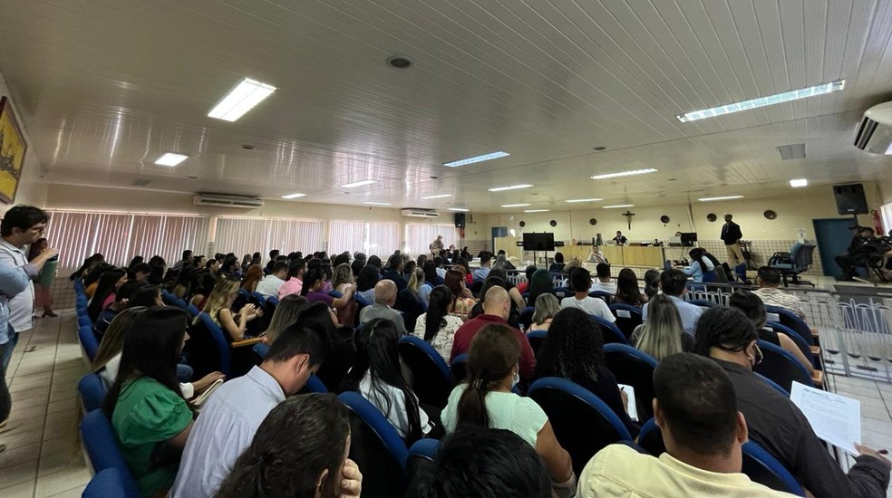 Salão do Júri lotado para o julgamento de Raquel Travassos — Foto: Ulisses Farias / TV Tapajós