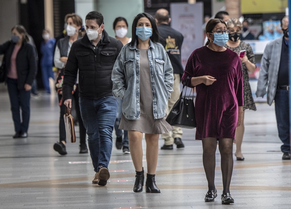 Pessoas com mscaras protetoras contra a Covid-19 andam em shopping em Bogot, na Colmbia, nesta segunda-feira (8).  Foto: Juan Barreto/AFP