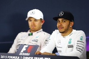 Lewis Hamilton e Nico Rosberg na coletiva de imprensa do GP da China (Foto: Getty Images)