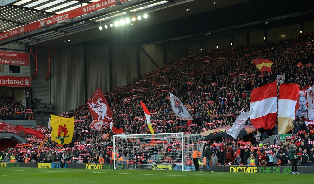 Torcida do Liverpool em Anfield (Foto: Peter Powell / Reuters)