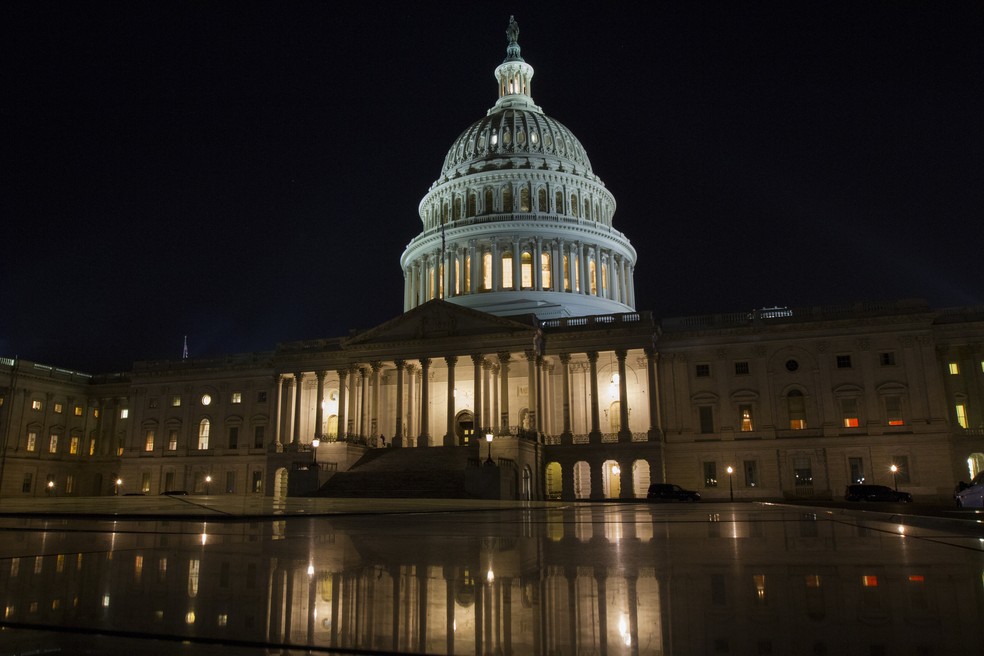 Capitólio, em Washington. O Senado americano aprovou matéria que 'desbloqueia' orçamento norte-americano. Câmara vai votar medida.  (Foto: Jon Elswick/AP Photo)