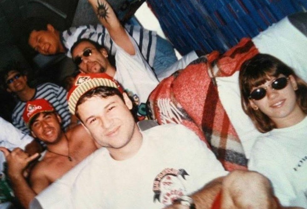 Valéria Zoppello publicou fotos antigas com Dinho, do Mamonas Assassinas, no dia em que a morte dos integrantes da banda completa 27 anos — Foto: Reprodução/Instagram