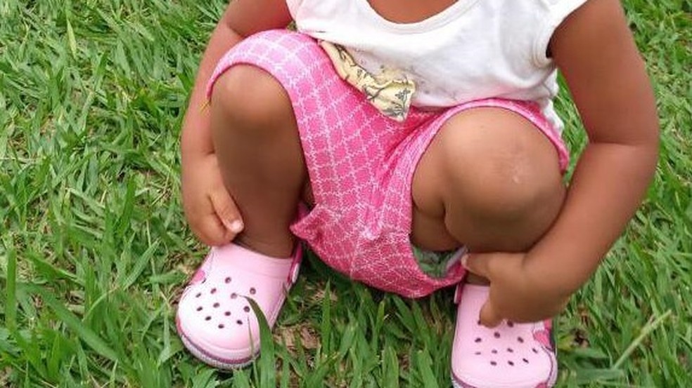 Criança de 2 anos que foi agredida recebeu alta hospitalar após mais de uma semana e está na casa dos avós paternos. — Foto: Arquivo pessoal