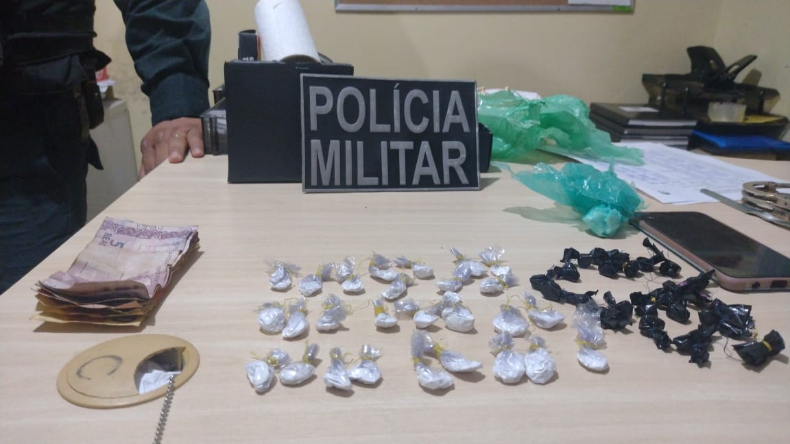 Mulher é presa em flagrante e adolescente apreendida suspeitas de tráfico de drogas em Óbidos