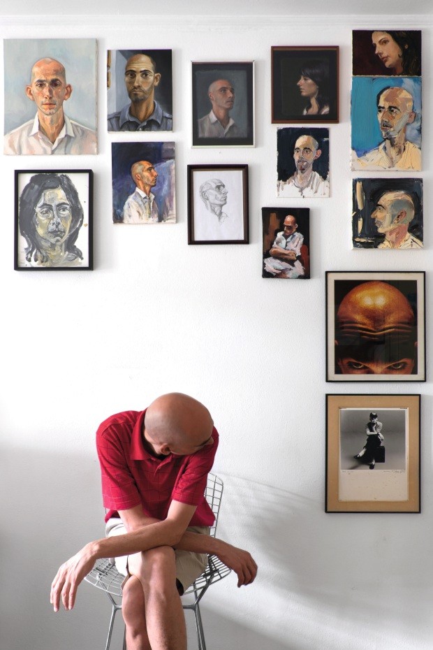 Cara a cara. Na parede de um dos quartos da casa do galerista Renato de Cara, a seleção de retratos mistura diferentes técnicas (Foto: Lufe Gomes / Editora Globo)