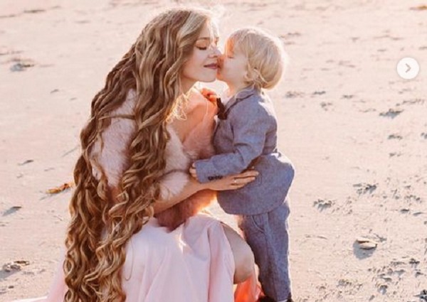 A influencer Vanessa Rasmusson antes de cortar o cabelo, em foto com o filho (Foto: Instagram)