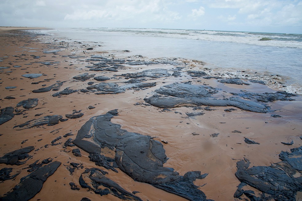 25 de setembro - Manchas de óleo são vistas em uma praia de Sergipe — Foto: Governo de Sergipe via AFP