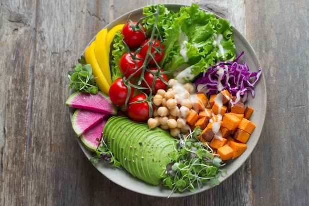 É essencial equilibrar frutas, verduras, legumes, cereais integrais e oleaginosas na alimentação (Foto: Unsplash / Anna Pelzer / CreativeCommons)