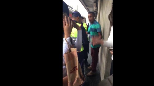 Vídeo mostra homem sendo detido após ejacular em jovem em trem da CPTM em SP 