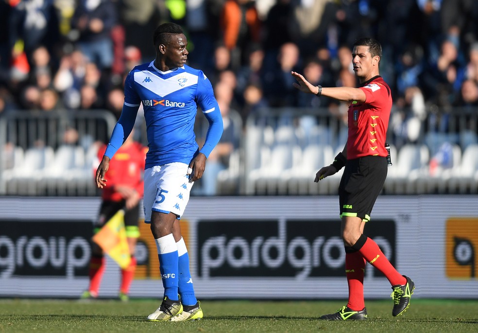 Balotelli conversa com juiz durante Brescia e Lazio após sofrer racismo — Foto: Reuters