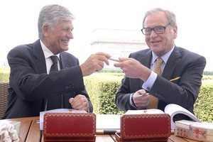 Maurice Lévy, da francesa Publicis, e John Wren, da americana Omnicom, fecharam a negociação em Paris (Foto: Agência EFE)