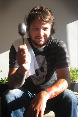 Leo Gonçalves, publicitário que viaja o Brasil trabalhando em restaurantes premiados (Foto: Leo Gonçalves/Arquivo pessoal)