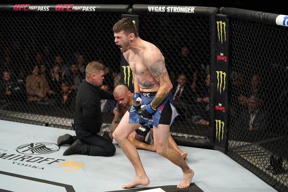 Tim Means venceu Thiago Pitbull por finalização aos 2m38s do R1 — Foto: Getty Images