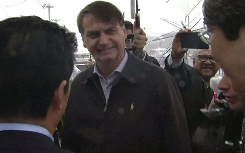 Bolsonaro ao desembarcar em Osaka — Foto: Reprodução / TV Globo