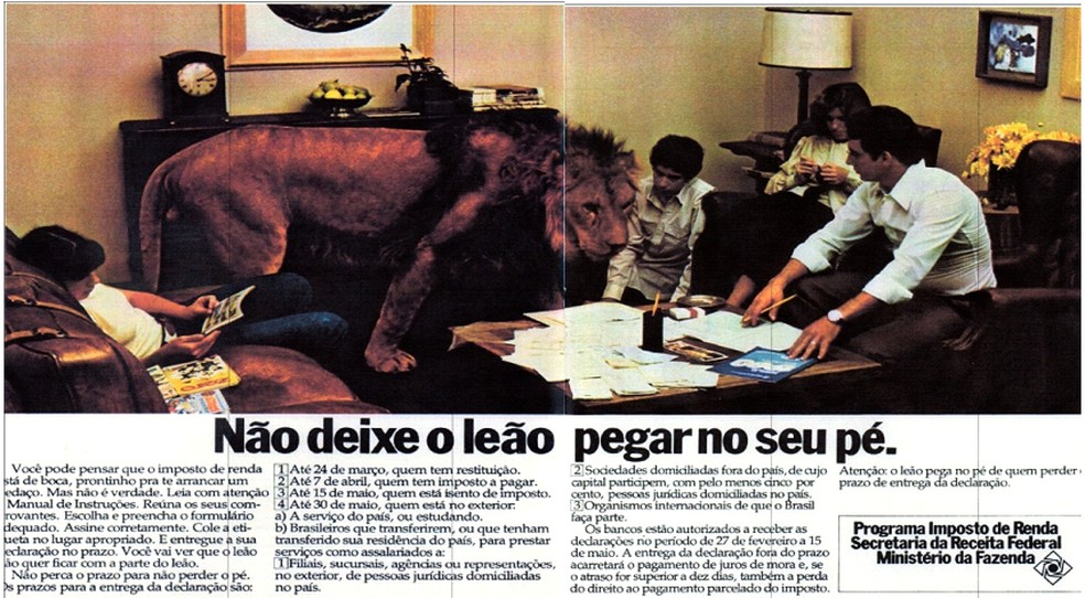 Campanha de 1980 em jornais e revistas mostrava uma família, com um homem preenchendo a declaração, a esposa fazendo crochê, a filha lendo uma revista em quadrinhos, o filho sentado no chão e o leão observando a papelada espalhada na mesa. — Foto: Divulgação/Receita Federal