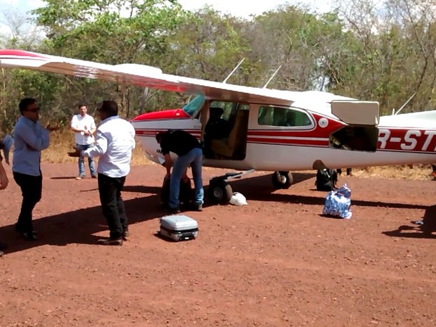 Avião monomotor A210 estava carregado com R$ 50 mil que foi apreendido pelos policais em Passagem Franca (Foto: Divulgação/Ministério Público do Maranhão)