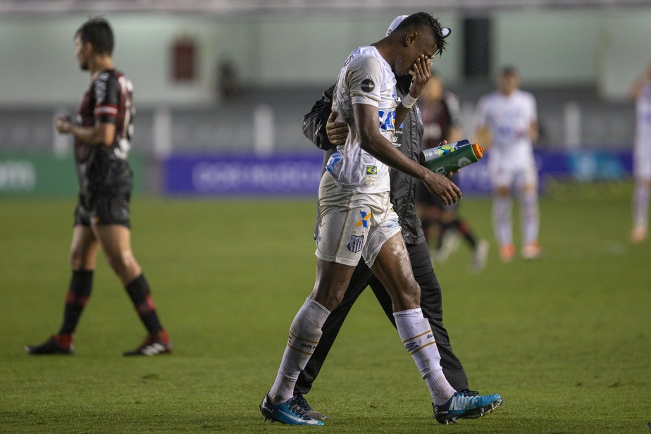 Bruno Henrique tem novo trauma no olho e farÃ¡ exames no Santos; Bambu tambÃ©m serÃ¡ reavaliado
