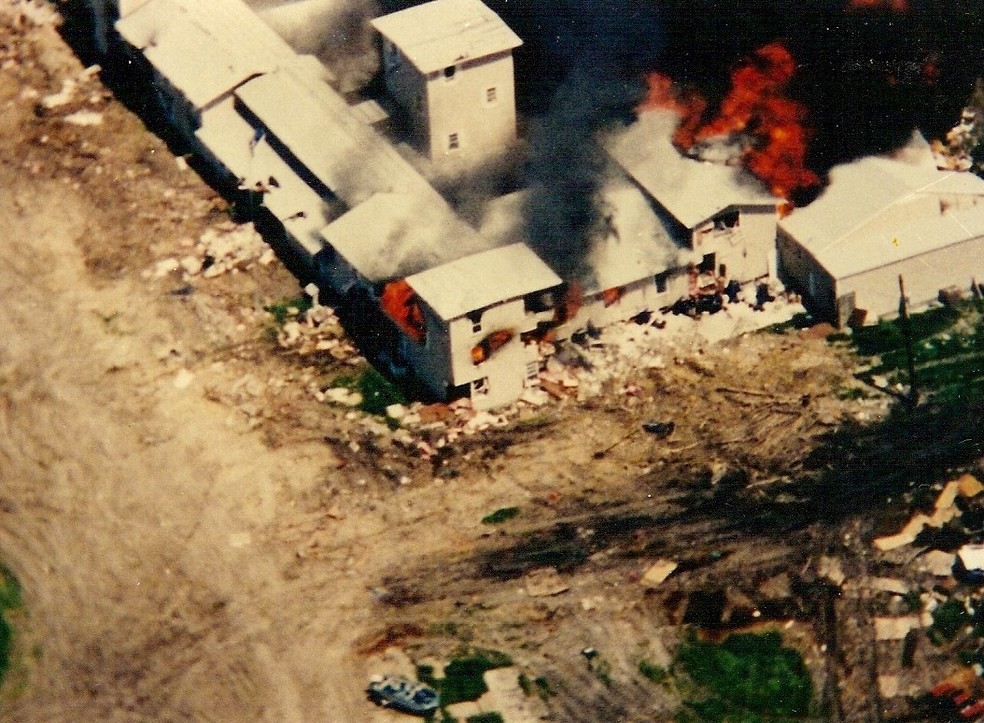 Complexo de Monte Carmel tomado pelo fogo, em 19 de abril de 1993 — Foto: Federal Bureau of Investigation
