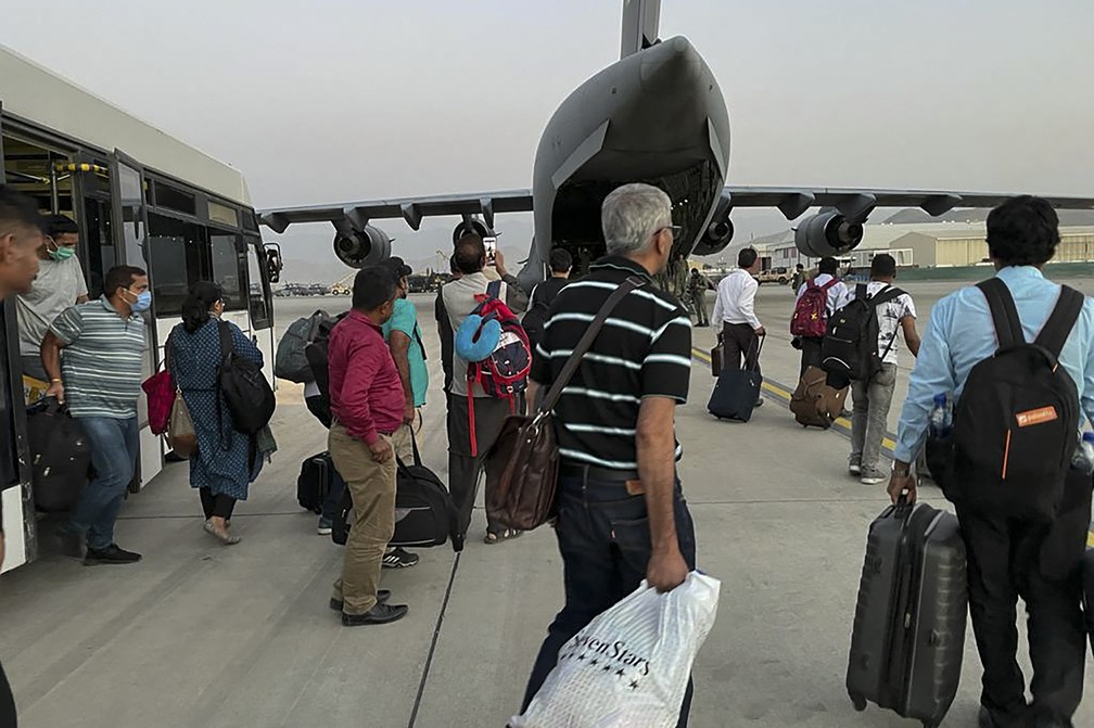 Cidadãos indianos embarcam em avião militar no aeroporto de Cabul, em 17 de agosto de 2021, para serem evacuados do Afeganistão após o Talibã tomar o poder — Foto: AFP
