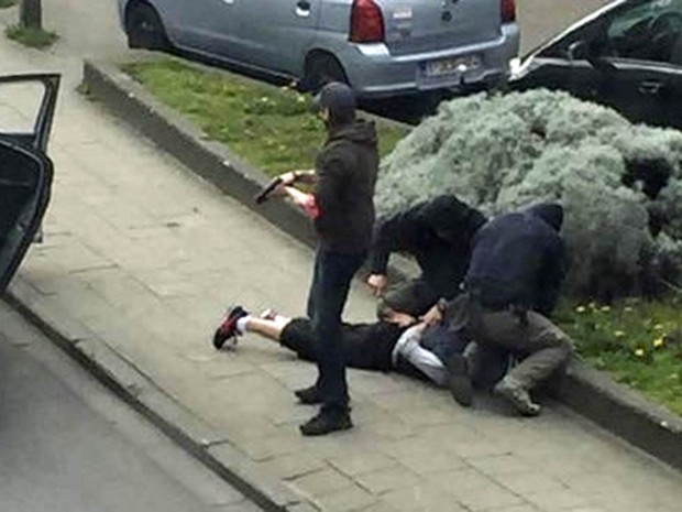 Mohamed Abrini, suspeito-chave dos atentados de Paris e procurado pela polícia, é detido em Bruxelas. O belga-marroquino de 31 anos estava na lista dos mais buscados da Europa desde que foi identificado em um vídeo de câmeras de segurança (Foto: Sebastien Dana-Kamran via Reuters)