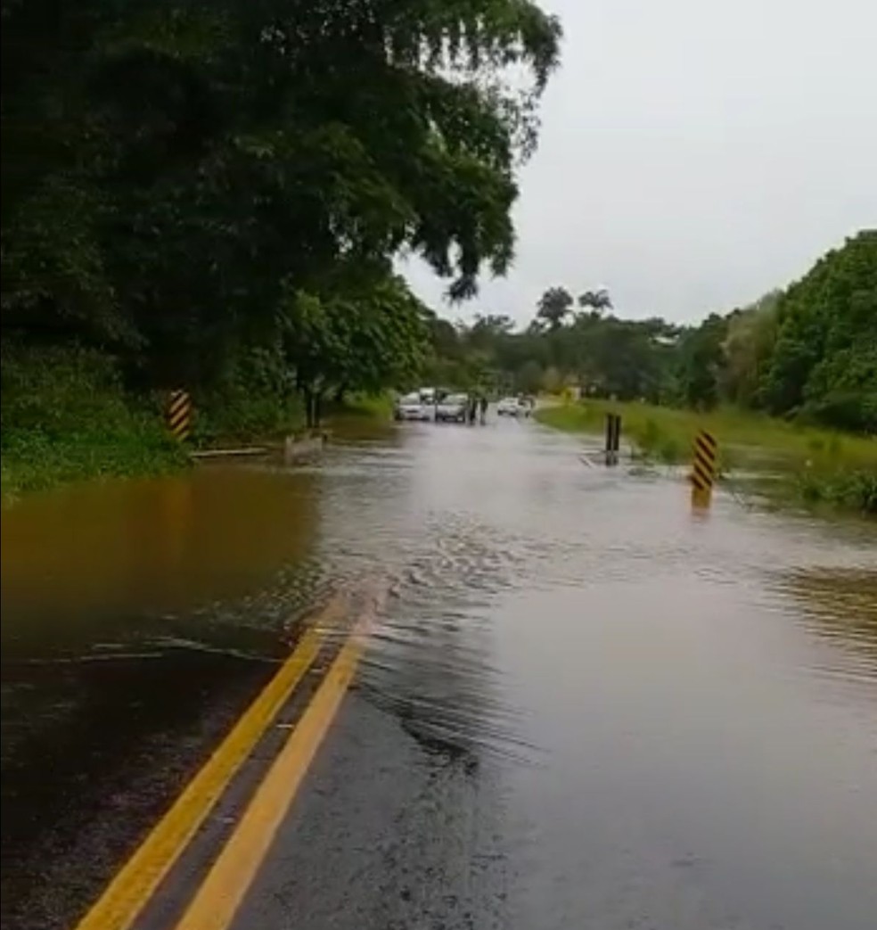 Rodovia inundada entre Itabuna e Ilhéus, no sul da Bahia, na manhã deste sábado (25) — Foto: Redes sociais