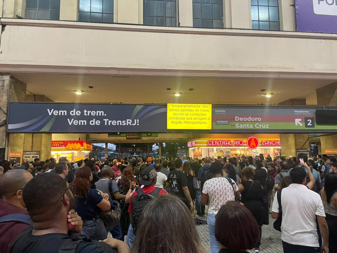 Sem trens, passageiros lotam saguão da Central do Brasil após vendaval
