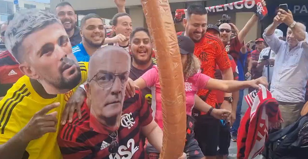 Meme de Dorival aguarda Flamengo em frente ao hotel do time — Foto: Fred Huber