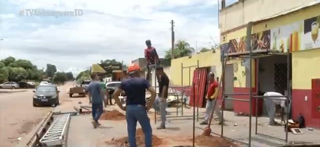 Moradores fazem limpeza e somam prejuízos após vendaval destruir telhados, placas e fachadas em Palmas