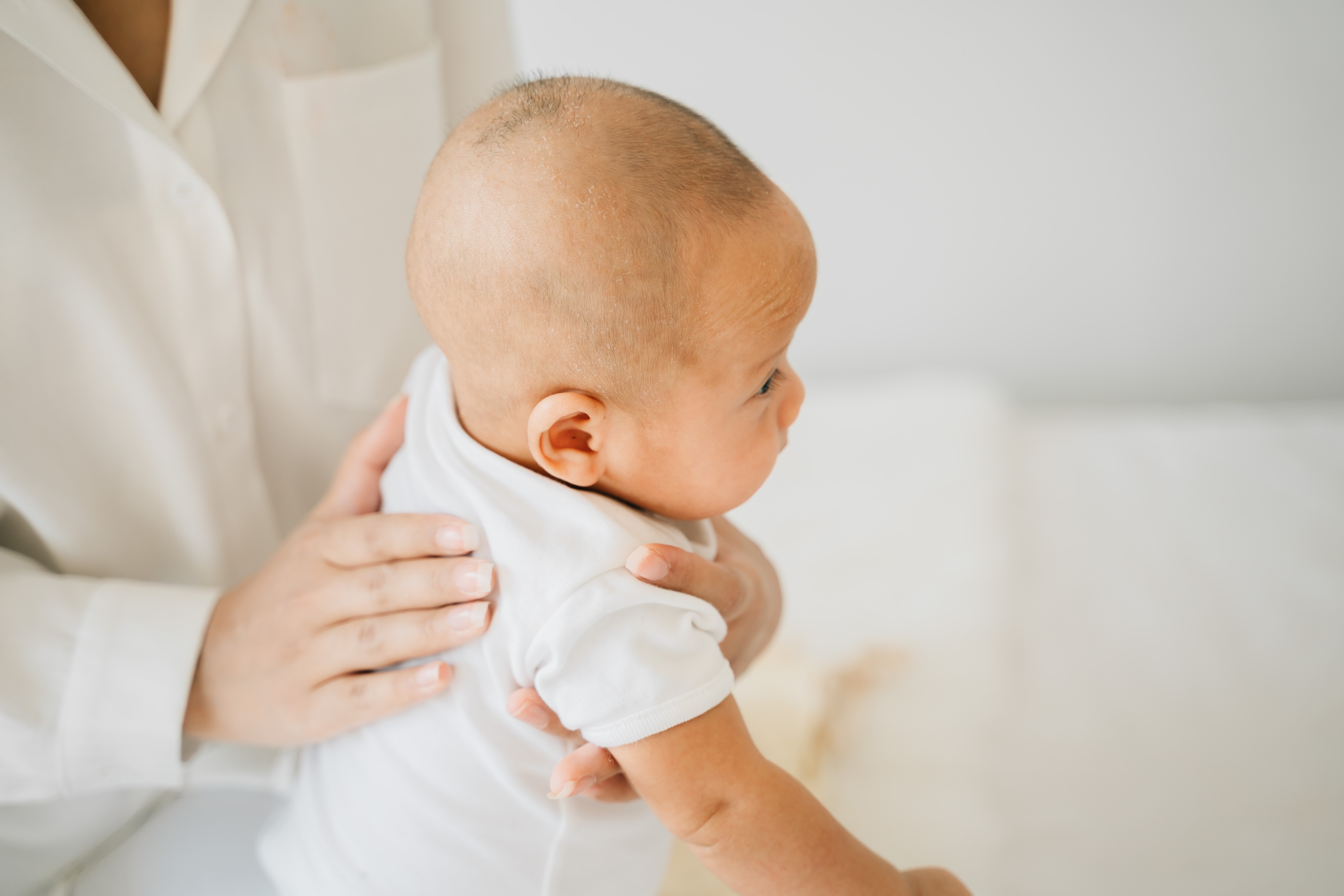 Bebê tapinha nas costas (Foto: Getty Images)
