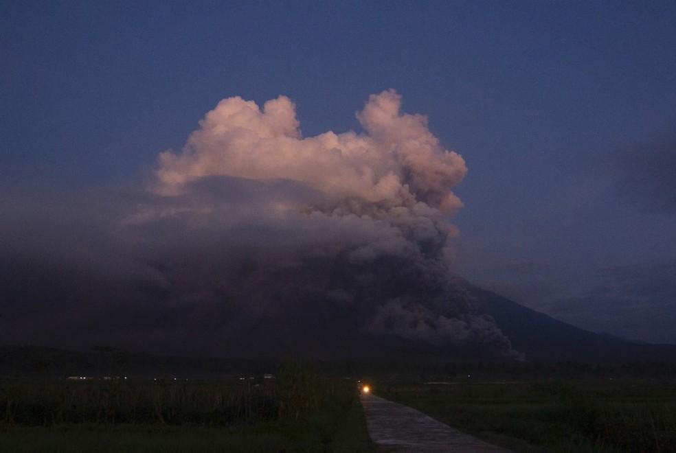 Imagem mostra erupção do vulcão Semeru, na Indonésia — Foto: Agus Harianto/AFP