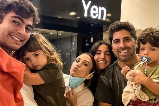 Tata Werneck posa com Rafa Vitti e sua filha, Clara Maria, ao lado de Gabriel Louchard, Natalia Paes e o filho do casal, Theo (Foto: Reprodução/Instagram)