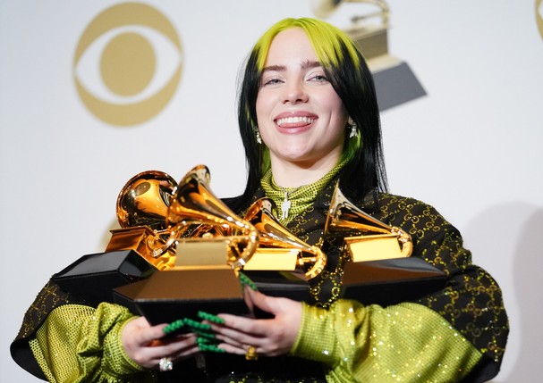 LOS ANGELES, CALIFORNIA - JANUARY 26:  Billie Eilish, winner of Record of the Year for "Bad Guy", Album of the Year for "when we all fall asleep, where do we go?", Song of the Year for "Bad Guy", Best New Artist and Best Pop Vocal Album for "when we all f (Foto: FilmMagic)