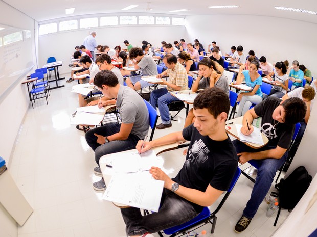 DOMINGO (5): São Paulo - Candidatos fazem prova da segunda fase da Fuvest 2014 na UMC Campus Villa Lobos (Foto: Flávio Moraes/G1)