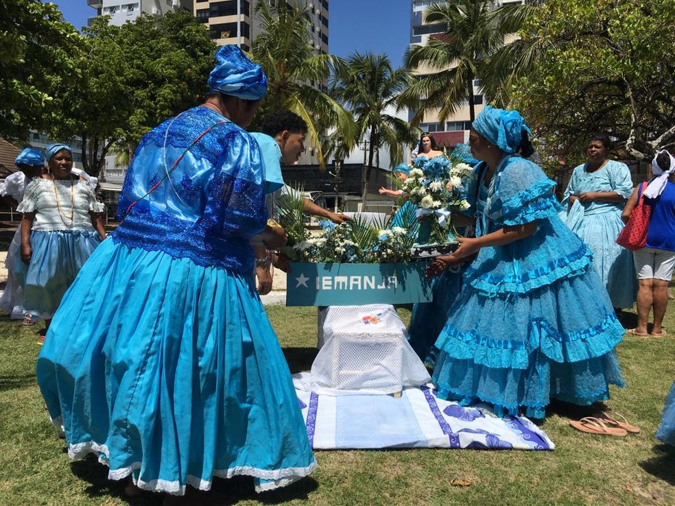 Religiosos preparam altar para rainha das águas salgadas — Foto: Adja Alvorável