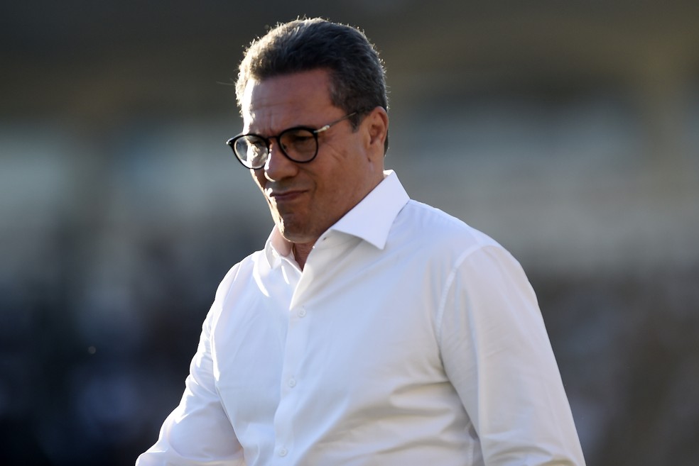 Luxemburgo se lamenta durante a derrota do Vasco para o Santos � Foto: Andr� Dur�o