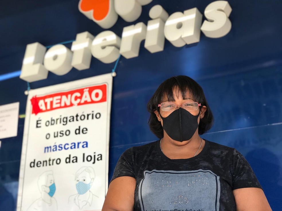 Professora aposentada Maria Aparecida Camargo, de Brasília, fez jogo na lotérica onde ganhador da Mega-Sena  apostou — Foto: Afonso Ferreira/ G1
