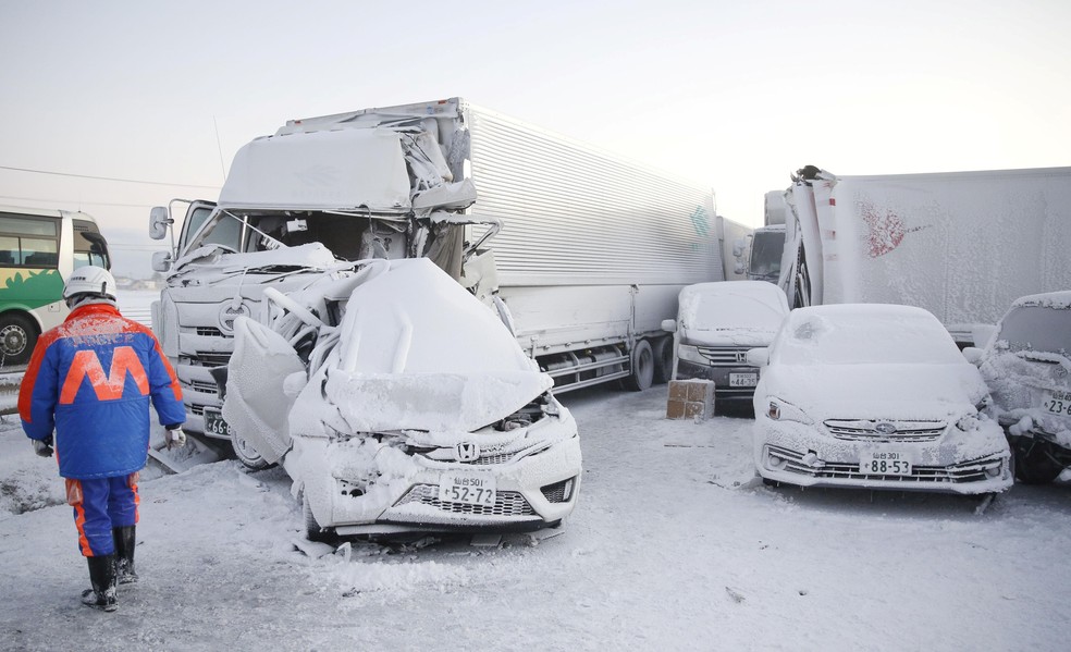 Carros e caminhões envolvidos em série de acidentes na rodovia Tohoku Expressway após tempestade de neve em Osaki, no norte do Japão — Foto: Kyodo via Reuters