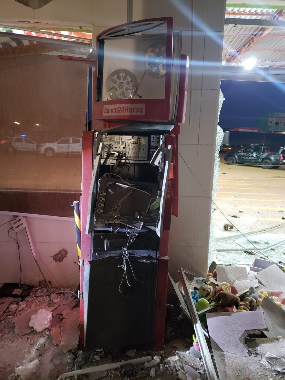 Ladrões explodiram um caixa eletrônico dentro de um supermercado na madrugada deste domingo (24) em Várzea Grande — Foto: Polícia Militar de Várzea Grande