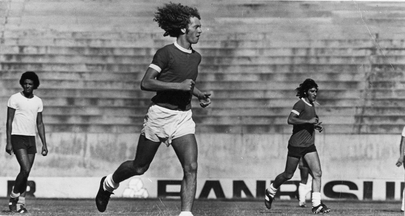 Um dos grandes volantes da história do futebol mundial, Falcão aparece em 27° — Foto: Arquivo / Agência O Globo