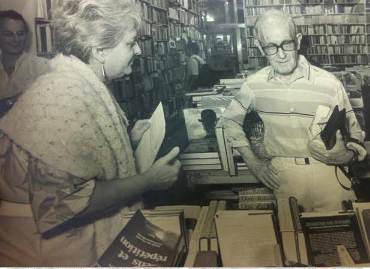 Morreu a  italiana Vanna Piraccini, fundadora da Livraria Leonardo da Vinci. Na foto, ela e Drummond (1902-1987)